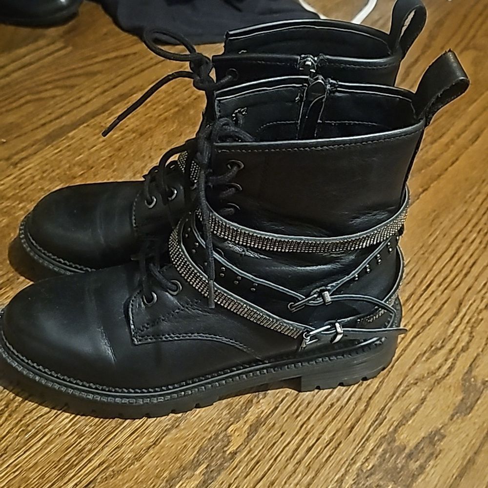 Gently worn ladies' stylish Steve Mboots! Leather combat boot!